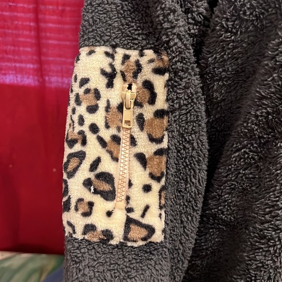 Shein Sherpa dark gray quarter zip jacket with leopard print sleeve zip pouch - Picture 3 of 11
